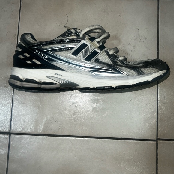 New Balance - Picture 2 of 3